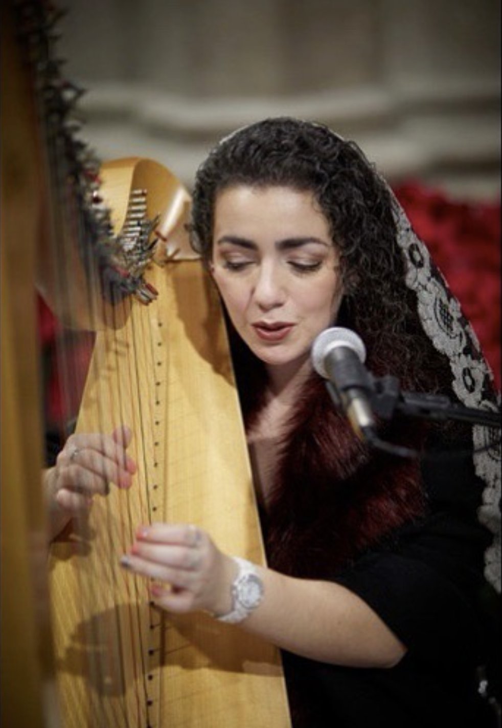 Singing at the harp